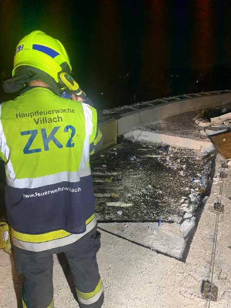 Feuerwehr verhindert Dachstuhlbrand in Villacher Baumarkt (Bild 3)